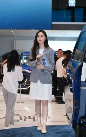 美女小姐姐带你看车体验~