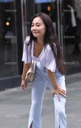 在玩自拍的小姐姐