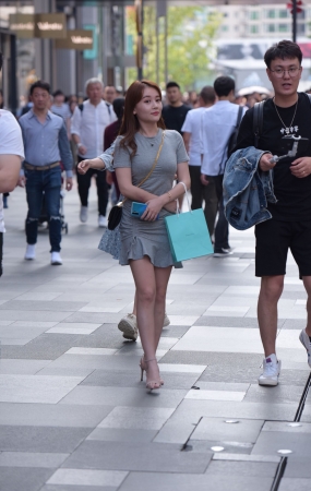 高跟包屯裙美女