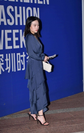 深蓝色长裙韵味美女