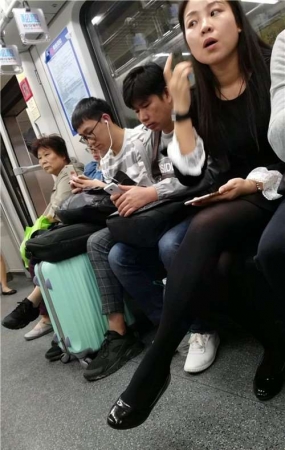 地铁上的黑丝MM