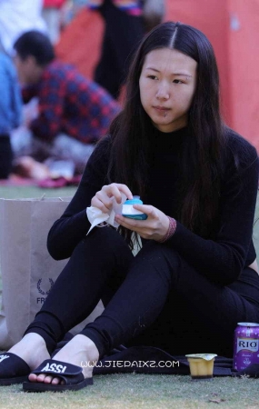 用手机屏幕当镜子补妆的美少女