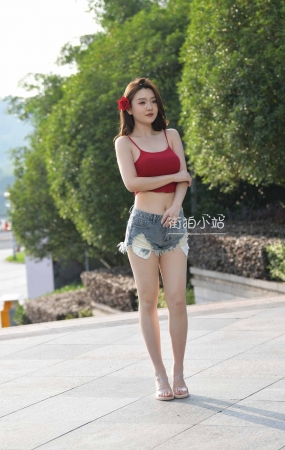 街拍热裤大白腿，小背心美女