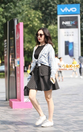 短裙美妇