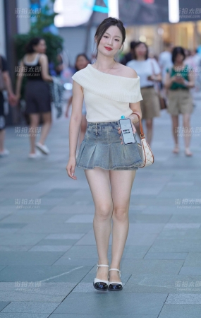 肤如凝脂 美目盼兮230812-16 88p+视频2分30秒