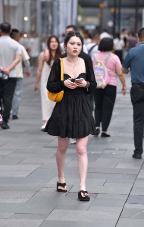 街拍黑色连衣裙，松糕鞋美女