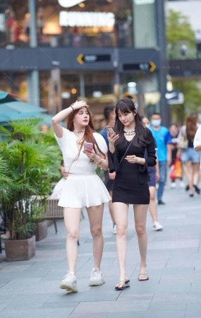 街拍美腿美女姐妹