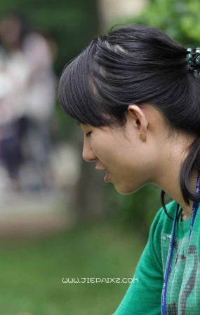 脱鞋高跟放一边午休的妹子