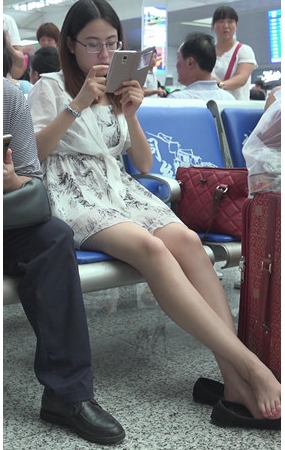 美腿眼镜妹子