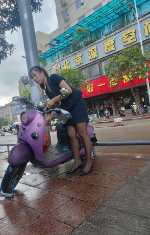 珠宝店制服黑丝高跟人妻