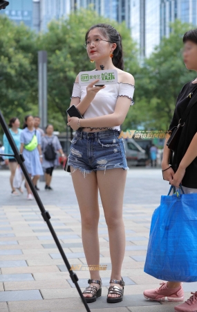 被采访的热裤肉感MM