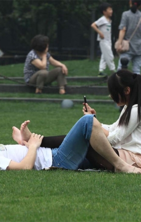 No627 远看黑丝美腿，近看双足还是裸的
