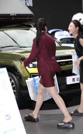 【街拍心灵】制服小姐姐街拍肉丝拖鞋哇塞