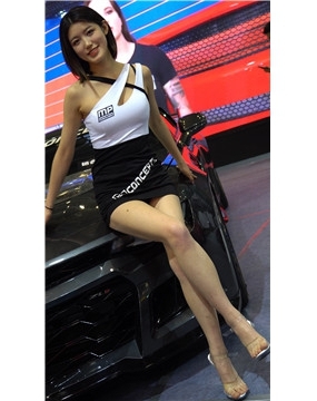 4K-车展上笑容甜美的街拍美腿女神模特
