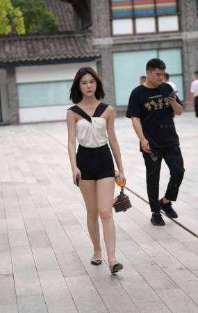 街拍美腿美女小姐姐