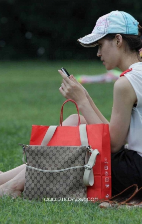 鲜艳美甲的妹子