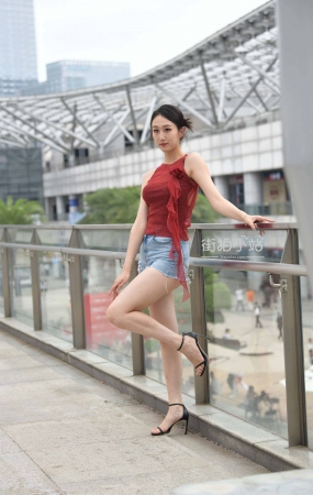 街拍热裤大长腿美女
