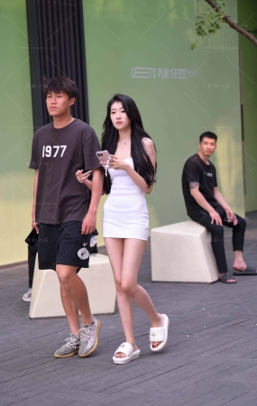 白短裙小姐姐