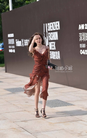 吊带长裙高跟美女