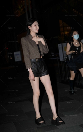 搭讪肤白貌美的美腿美女