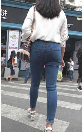 蓝色紧身裤美女