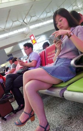 4k-短裙凉拖街拍美腿美颜小姐姐