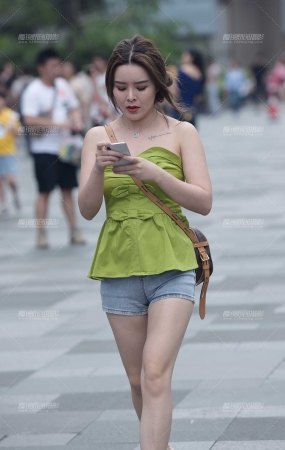 热裤美女
