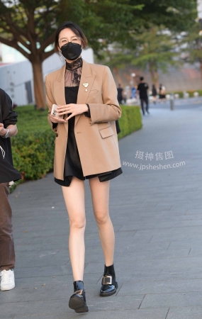 221028+105纯天然大长腿女同事【套图➕视频】 14P