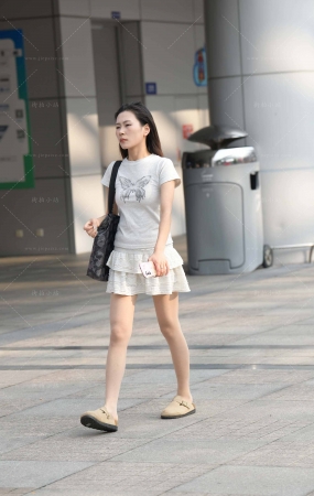 超薄丝，拼接短裙美眉