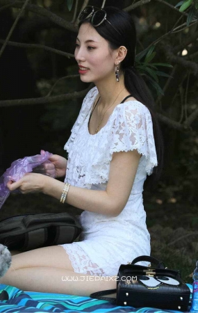 皮肤白皙气质高雅女神