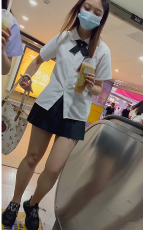 喝奶茶的小姐姐