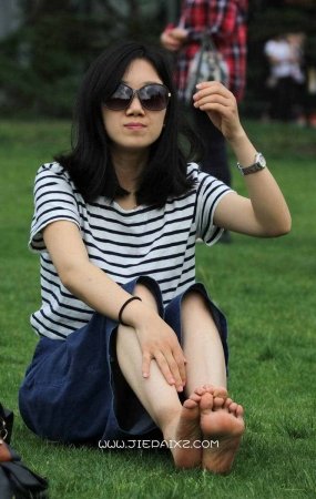 街拍条纹衫气质美妇