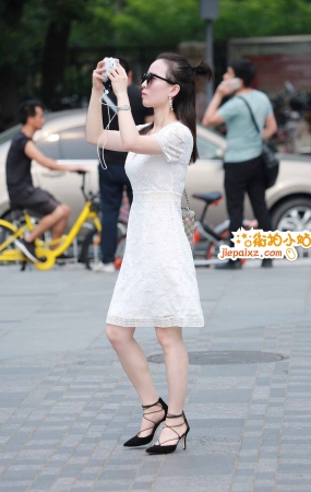 街拍白色连衣裙白皙美妇