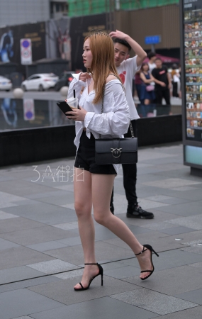 白皙美腿高跟小姐姐-15P