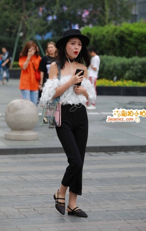 黑色帽子街拍美女