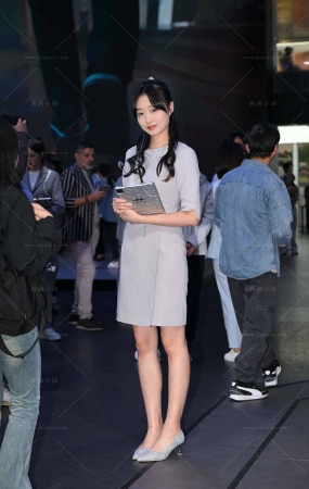 认真工作的小姐姐~
