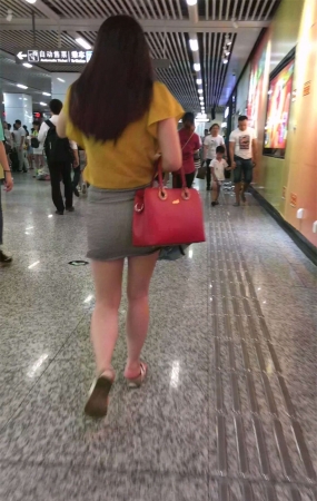 地铁跟拍格子紧绷包臀短裙美眉