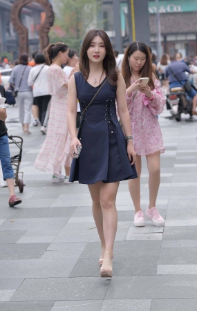 气质女神迎面走来心动不已