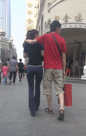 和男友逛街的美女