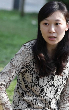 街拍美丽女孩，看上去很清纯。