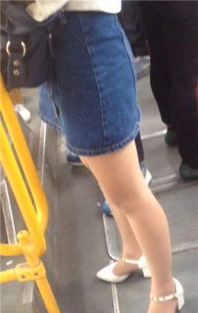 公交车偶遇丝足牛仔裙美眉