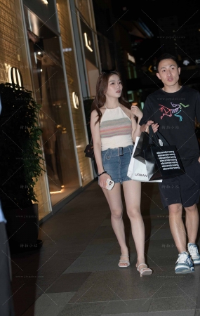 夜拍白皙长腿，牛仔短裙女友