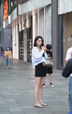 街拍美腿黑色短裙小姐姐