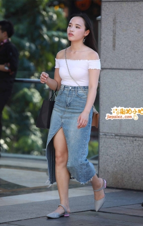街拍性感抹胸女子