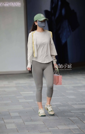 街拍绿色鸭舌帽紧身瑜伽裤美眉