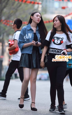 街拍长腿皮裙女子