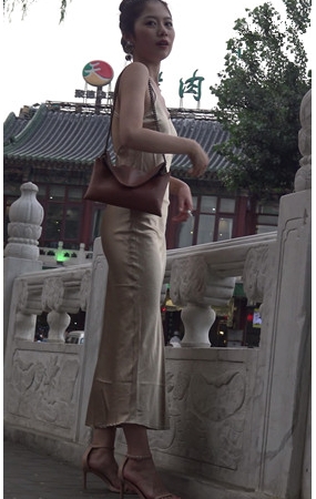 漂亮的连体长裙美女