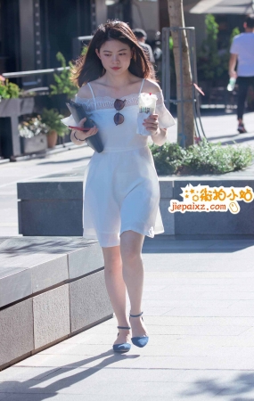 白色吊带裙丝袜美妞