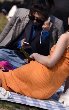 微风中的吊带长裙