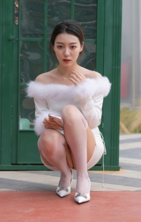 白裙美女